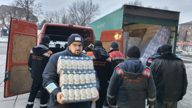 Volunteers unloading aid